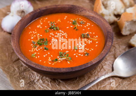 Tomaten Suppe pürieren in Holzschale auf zerkleinerte braune Papiertüte Stockfoto