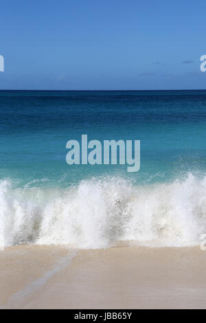 Sandstrand in der Karibik Mit Meer, Wellen Und Blauem Himmel Stockfoto
