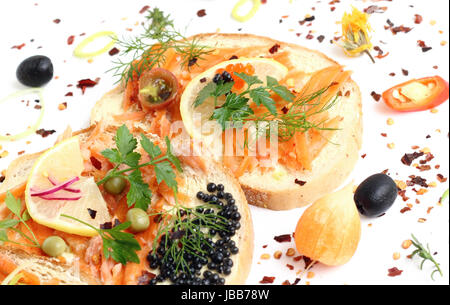 Appetitliche Sandwiches mit Räucherlachs und Gemüse Stockfoto