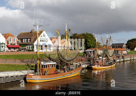 Mehrere Fischkutter Stück Im Fischereihafen von Greetsiel. Greetsiel ist Ein Ortsteil der Gemeinde Krummhörn Im Landkreis Aurich in Niedersachsen. Stockfoto