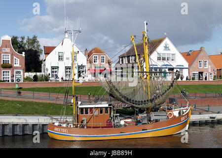 Ein Fischkutter Liegt Im Fischereihafen von Greetsiel. Greetsiel ist Ein Ortsteil der Gemeinde Krummhörn Im Landkreis Aurich in Niedersachsen. Stockfoto