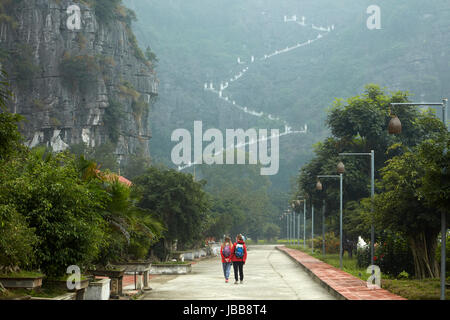 Treppe zum Mua Cave Lookout, Lying Drachenberg, Trang An Landschaft Complex (UNESCO World Heritage Area), in der Nähe von Ninh Binh, Vietnam Stockfoto