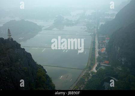 Ansicht des Tempels, Kalkstein Karst und Reisfelder von Mua Cave Lookout, Trang An Landschaft Komplex (UNESCO World Heritage Area), Ninh Binh, Vietnam Stockfoto