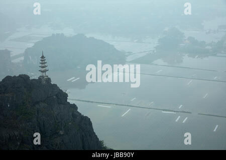 Ansicht des Tempels, Kalkstein Karst und Reisfelder von Mua Cave Lookout, Trang An Landschaft Komplex (UNESCO World Heritage Area), Ninh Binh, Vietnam Stockfoto