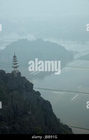 Ansicht des Tempels, Kalkstein Karst und Reisfelder von Mua Cave Lookout, Trang An Landschaft Komplex (UNESCO World Heritage Area), Ninh Binh, Vietnam Stockfoto