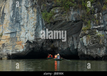 Touristen auf Boot Reise durch Trang An Grotten (UNESCO World Heritage Area), in der Nähe von Ninh Binh, Vietnam Stockfoto