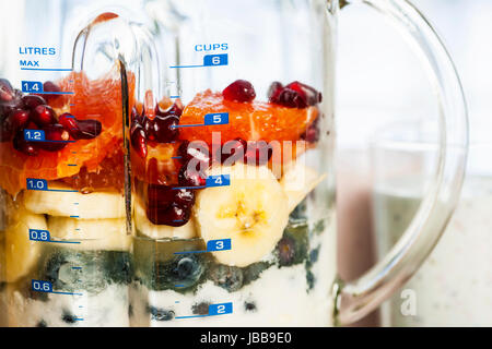 Nahaufnahme der gesunde Smoothie Zutaten in den Mixer mit frischen Früchten Stockfoto