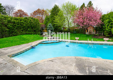 Hinterhof mit inground Wohn privaten Außenpool und steinernen Terrasse Stockfoto