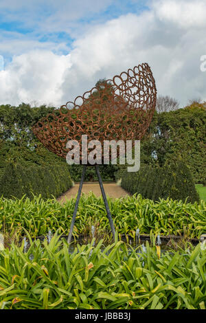 Hufeisen im französischen Garten in Alowyn Gärten, Yarra Glen, Victoria, Australien Stockfoto