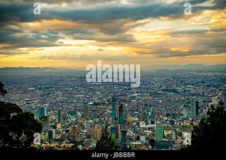 Sonnenuntergang Himmel über der Stadt Bogota, Kolumbien Stockfoto
