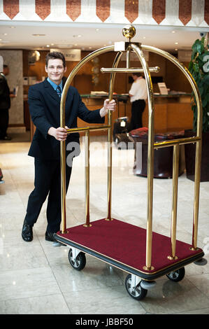 Lässige Schuss eines Concierge schob den Wagen in Hotel-lobby Stockfoto