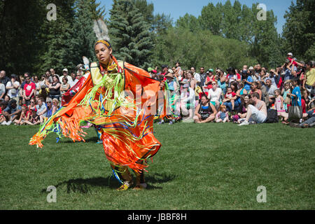 Eine Frau tanzt im First Nations Powwow für die Menge am Canada Day auf Prince's Island in Calgary Stockfoto