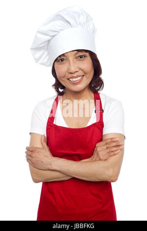 Porträt von zuversichtlich asiatischen Koch lächelnd. Posiert mit Armen gefaltet Stockfoto