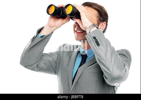 Unternehmer, die durch ein Fernglas auf weißen Hintergrund isoliert anzeigen Stockfoto