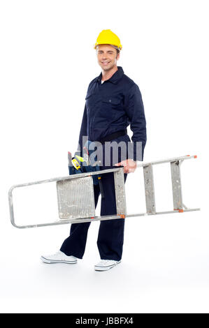 Mechaniker mit Trittleiter, bereit zur Arbeit zu gehen. Alle auf weißem Hintergrund Stockfoto