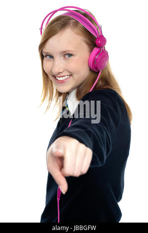 Sind auch Sie genießen Musik? Ziemlich musikalisch Mädchen Musik genießen und auf Sie gerichtet. Stockfoto