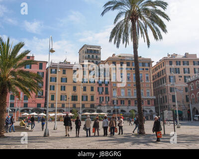 Genua, Italien - 16. März 2014: Touristen besuchen die Altstadt im Frühling Stockfoto