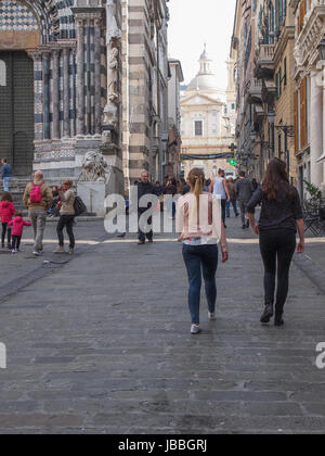 Genua, Italien - 16. März 2014: Touristen besuchen die Altstadt im Frühling Stockfoto