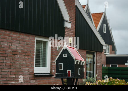 Niedliche kleine Mailbox wie richtiges Haus in Holland Stadt Stockfoto