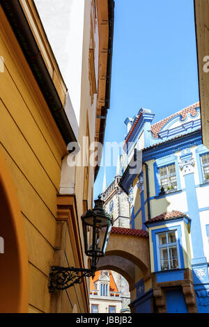 typische Prager Gasse - historische Zentrum von Prag Stockfoto