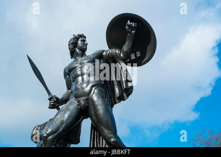 Statue des Achilles in Hyde Park, London, UK, gewidmet dem Herzog von Wellington und vergessen mit der Bronze aus erbeuteten Kanonen in Kampagnen. Stockfoto