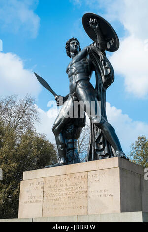 Statue des Achilles in Hyde Park, London, UK, gewidmet dem Herzog von Wellington und vergessen mit der Bronze aus erbeuteten Kanonen in Kampagnen. Stockfoto