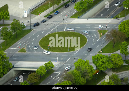 München, Deutschland - 6. Mai 2017: Eine Luftaufnahme eines Kreisverkehrs in München. Stockfoto