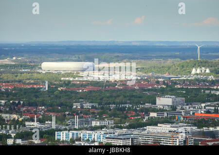 München, Deutschland - 6. Mai 2017: Luftaufnahme des Münchner Stadtbild vom Olympiaturm mit Allianz Arena im Hintergrund in Bayern, Deutschland. Stockfoto