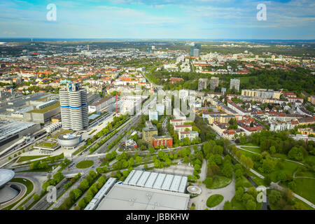 München, Deutschland - 6. Mai 2017: Luftaufnahme des Münchner Stadtbild und BMW Museum vom Olympiaturm in Bayern, Deutschland. Stockfoto