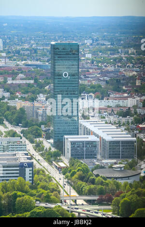München, Deutschland - 6. Mai 2017: Luftaufnahme des Münchner Uptown Gebäude und Stadtbild vom Olympiaturm in München. Stockfoto