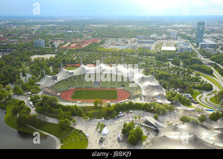 München, Deutschland - 6. Mai 2017: Der Olympiapark München betrachtet aus dem Olympiaturm in Bayern, Deutschland. Der Olympiapark München wurde für errichtet. Stockfoto