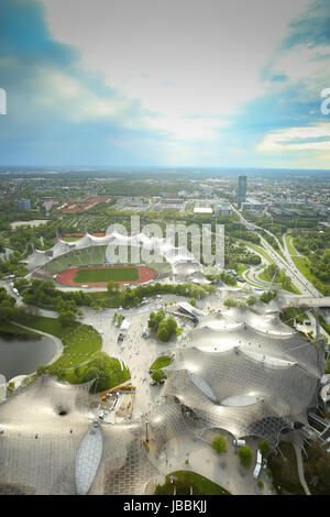 München, Deutschland - 6. Mai 2017: Der Olympiapark München betrachtet aus dem Olympiaturm in Bayern, Deutschland. Der Olympiapark München wurde für errichtet. Stockfoto