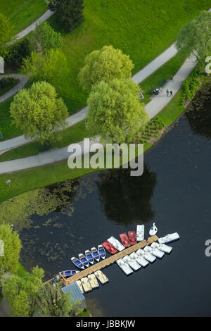 München, Deutschland - 6. Mai 2017: Aufgereiht Boote auf dem See von den Olympiapark München vom Olympiaturm in Bayern, Deutschland. Die Olympischen P Stockfoto