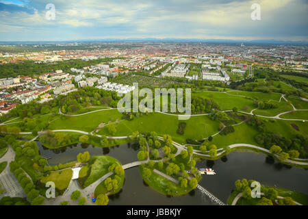 München, Deutschland - 6. Mai 2017: Der Olympiapark München mit der Stadt im Hintergrund gesehen von den Olympiaturm in Bayern, Deutschland. Die Olympischen Stockfoto