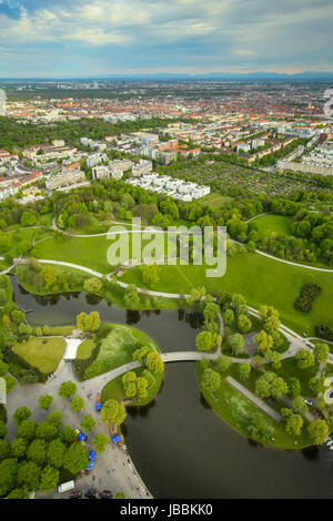München, Deutschland - 6. Mai 2017: Der Olympiapark München mit der Stadt im Hintergrund gesehen von den Olympiaturm in Bayern, Deutschland. Die Olympischen Stockfoto