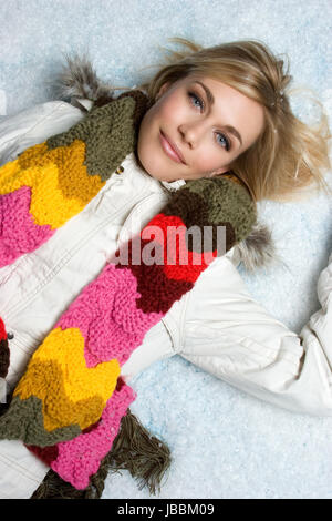 Schöne Frau im Schnee Stockfoto