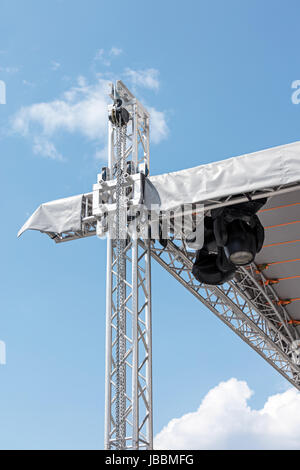 Straße Bühne Strahler auf sauberen blauen Himmelshintergrund Stockfoto