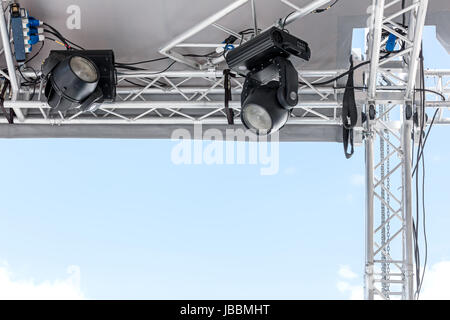 Bühne-Strahler montiert auf Straßenszene Beleuchtung rig Stockfoto