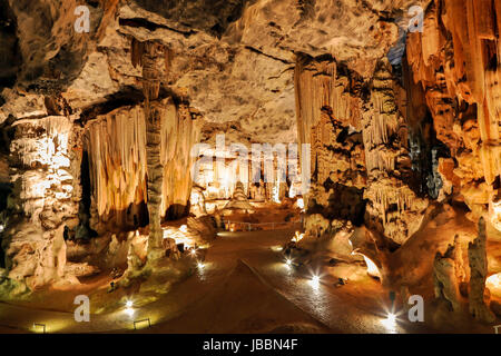 Schönen Kalksteinformationen, die in eine unterirdische Höhle in Oudtshoorn Südafrika Stockfoto