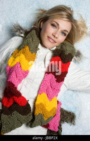 Schöne Frau im Schnee Stockfoto