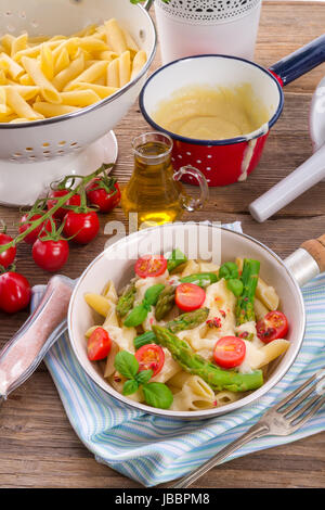 Nudeln mit Spargel in Sahne-Käse-sauce Stockfoto