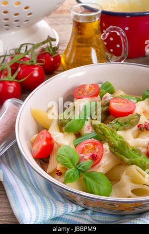 Nudeln mit Spargel in Sahne-Käse-sauce Stockfoto