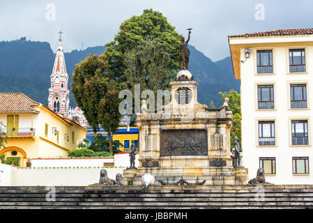 Denkmal für die Schlacht von Ayacucho mit El Carmen Kirche sichtbar im Hintergrund in das Zentrum von Bogota, Kolumbien Stockfoto