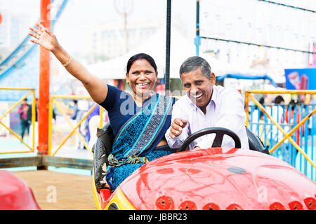 2 indische Senior Paar Fahrt Boxauto Messe in Suraj Kund Stockfoto