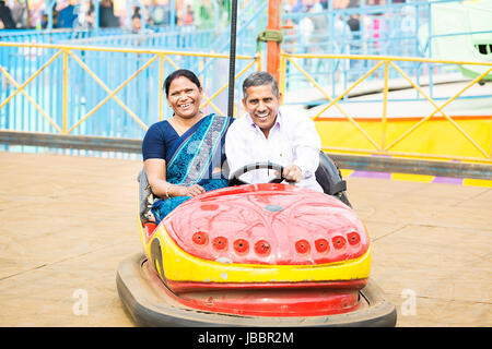 Happy 2 indische alte Paar Fahrt Boxauto Messe in Suraj Kund Stockfoto