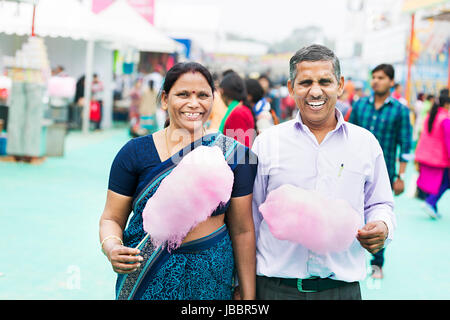 Happy 2 indische Älteres Ehepaar Essen Zuckerwatte In Suraj Kund Fair Stockfoto