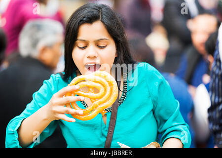 Happy 1 indische Junge Frau Essen Oversize Jalebi Markt In Suraj Kund Stockfoto