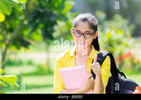 1 indischen teeanger College Mädchen Schüler zeigen Daumen hoch in Park Stockfoto