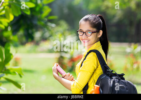 1 indischen teeanger Mädchen Student in park Bildung stehen Stockfoto