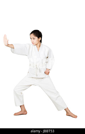 Ein indischer Karate mädchen judo training Pose auf weißem Hintergrund Stockfoto